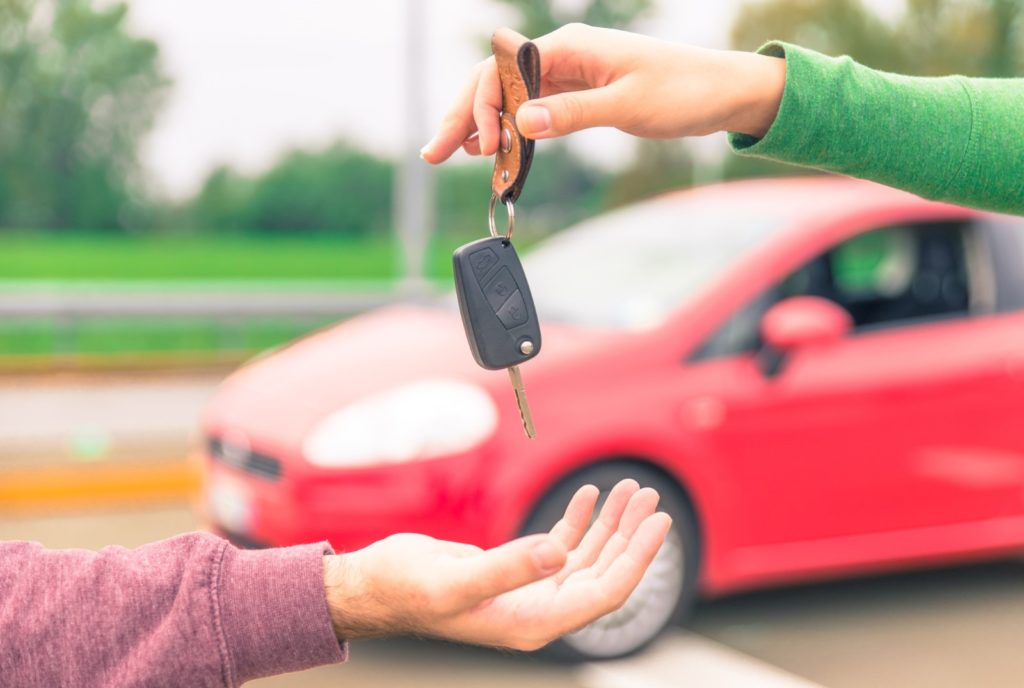 How to sell your car in Dubai; car keys are handed from the seller to the cure to complete the car sale in Dubai