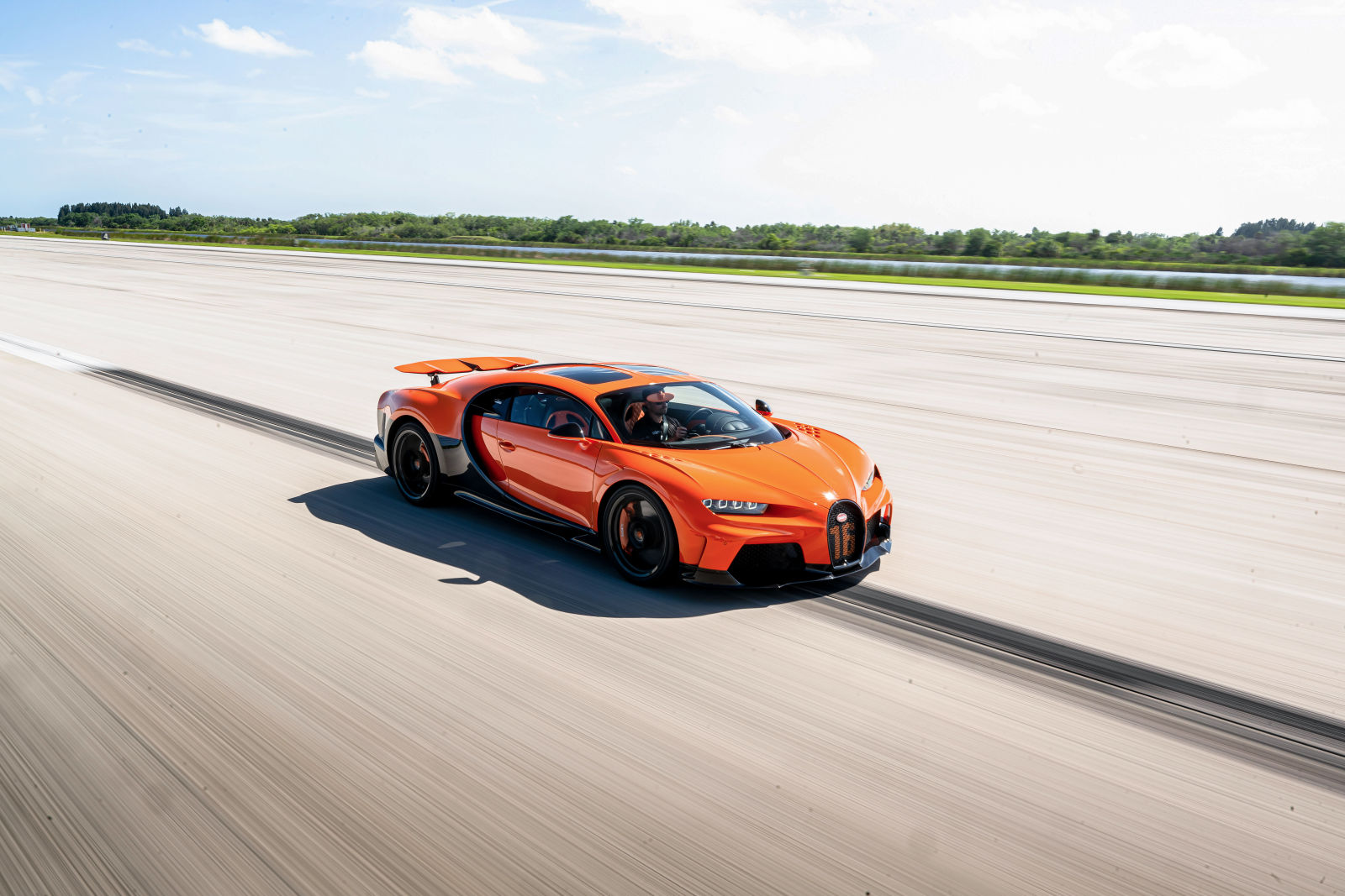 18 Bugatti Owners Drive Their Cars At Over 400km/h — Bugatti 400 Drive Takes Place At The Kennedy Space Center