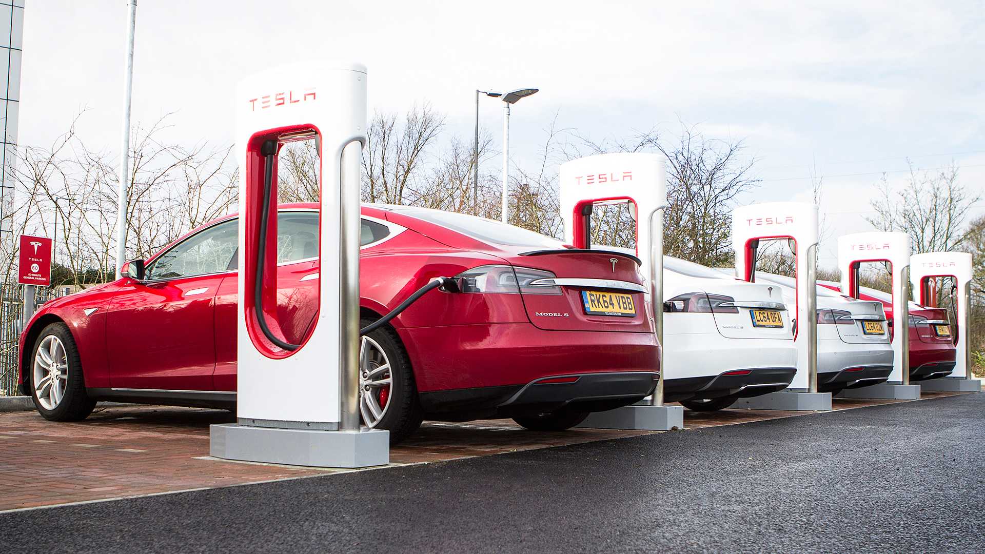 electric vehicle vs hybrid costs price performance