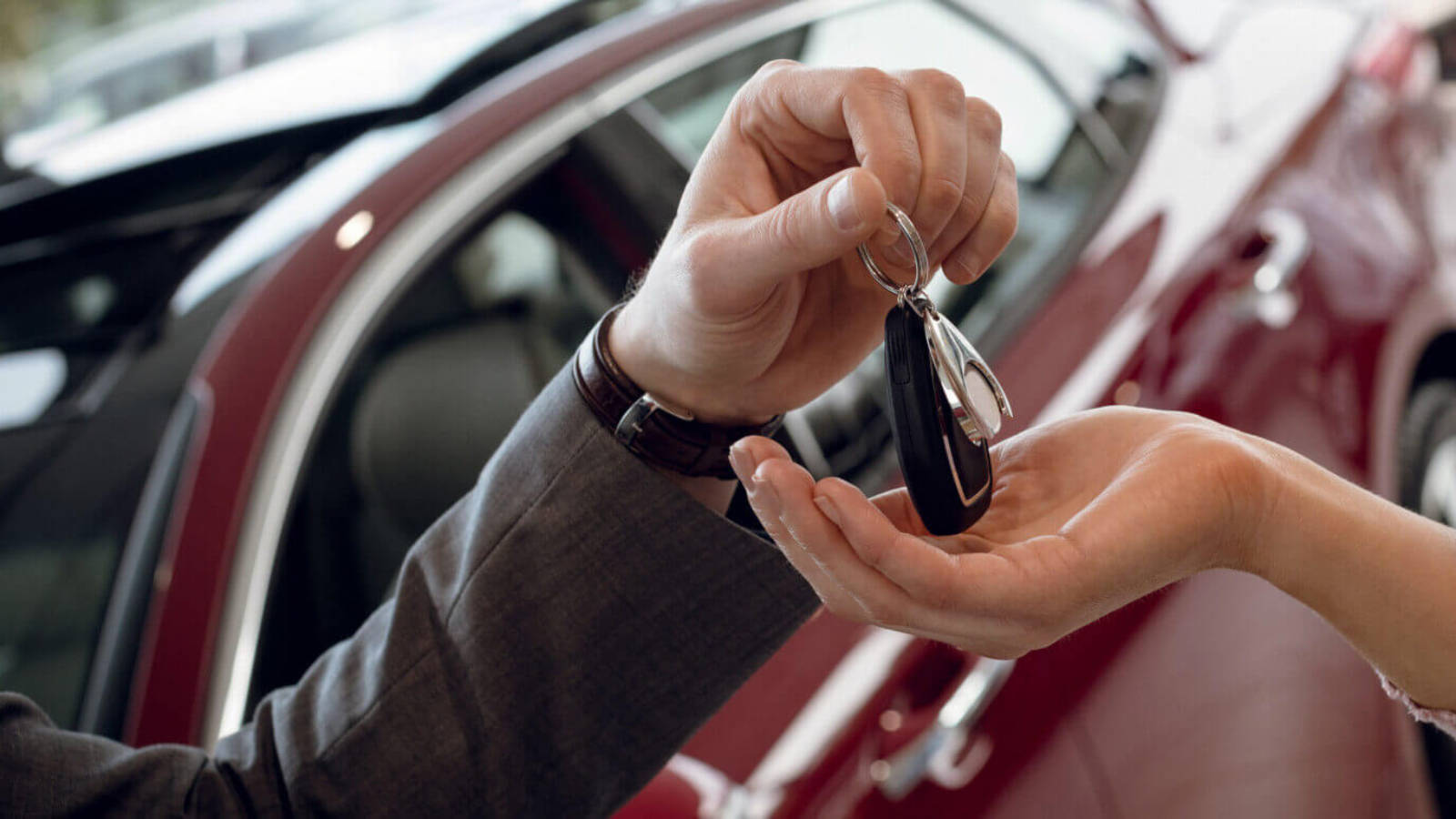 leasing v/s buying a car advantages disadvantages