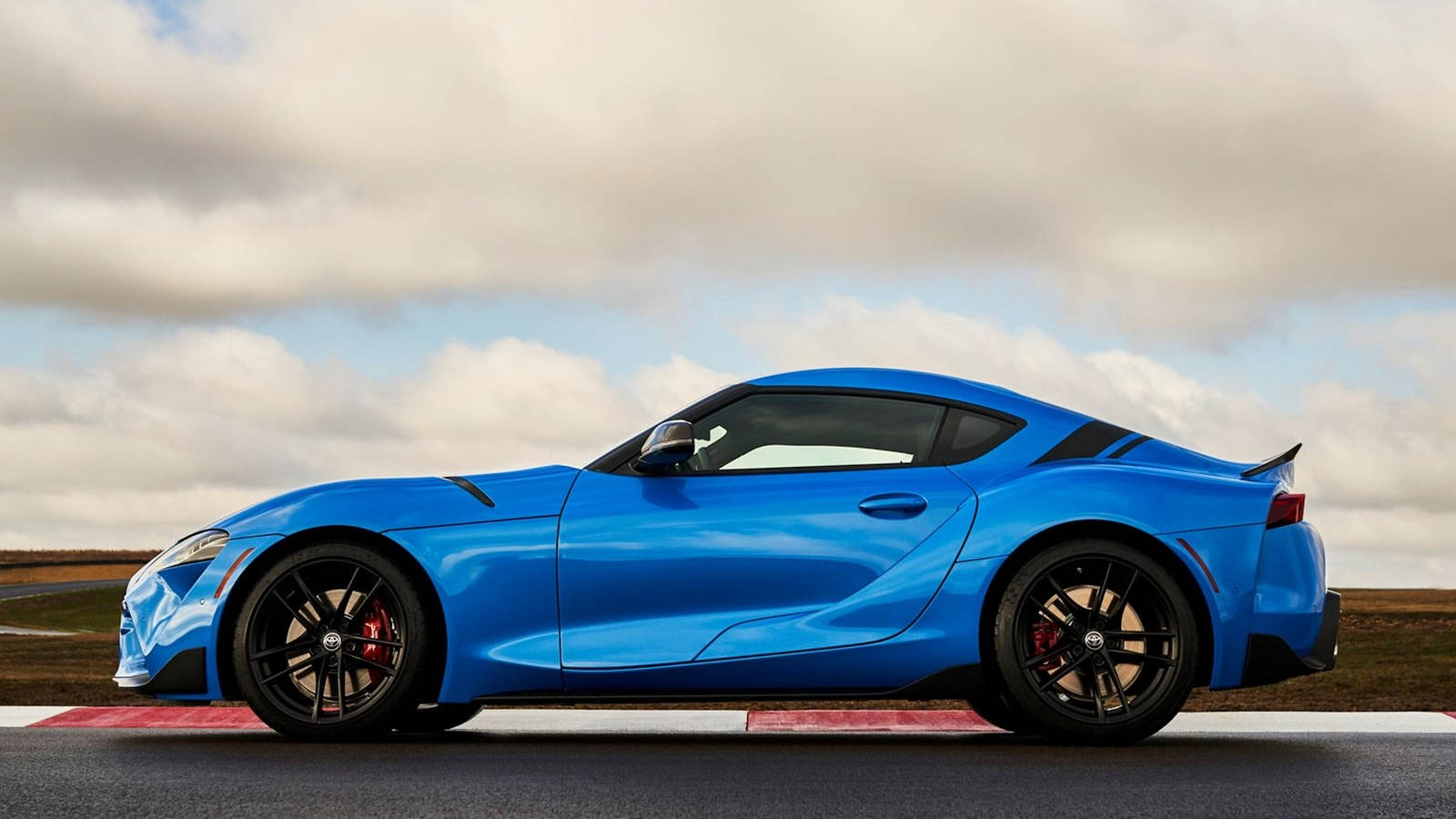 Toyota Supra vs Nissan Z: Specs, Price & Performance Comparo