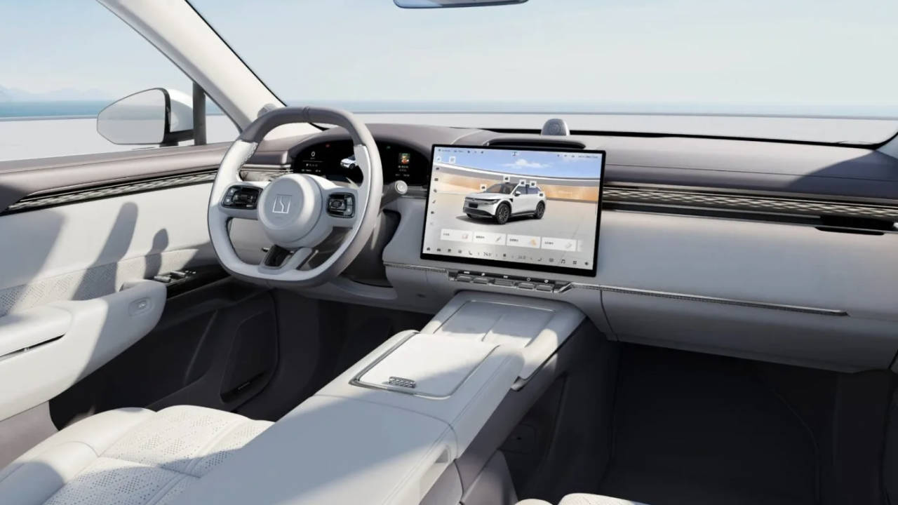 Infographic summarizing Zeekr 7X key specs including range, charging time, safety features, and UAE heat resistance.