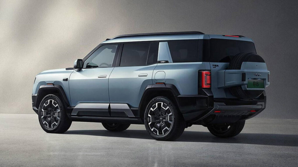 new jetour g700 vs byd leopard 8 price specs features interior design engine performance safety compared