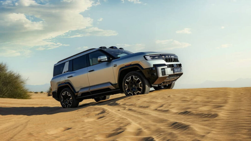 new jetour g700 vs byd leopard 8 price specs features interior design engine performance safety compared