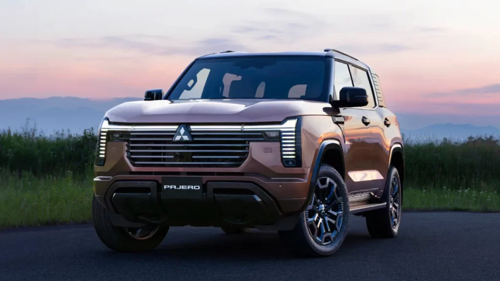 New Mitsubishi Pajero vs Toyota Prado specs features design space engine transmission compared