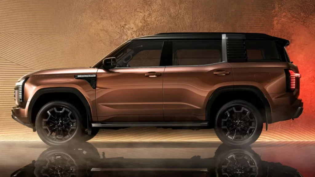 New Mitsubishi Pajero vs Toyota Prado specs features design space engine transmission compared