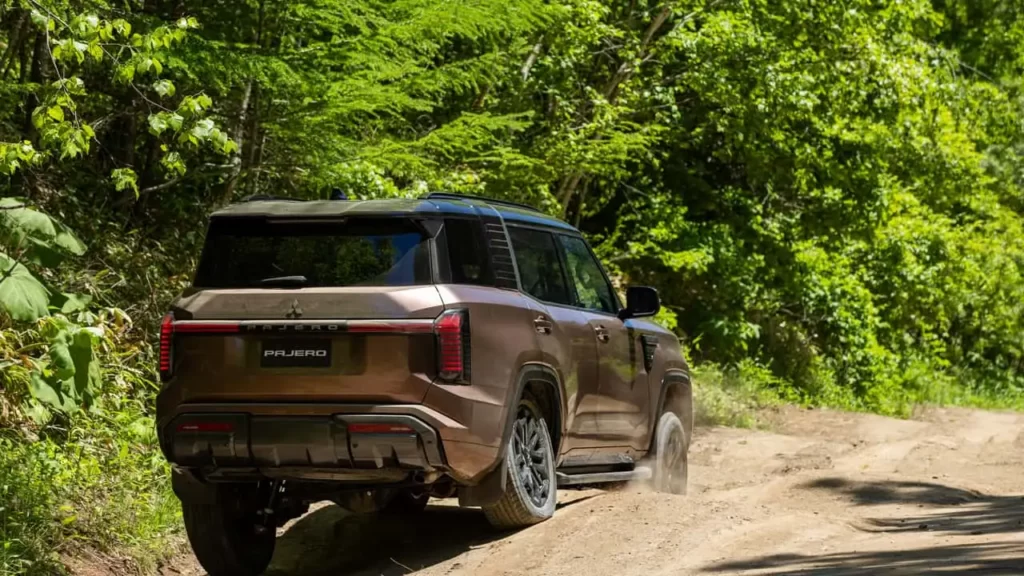New Mitsubishi Pajero vs Toyota Prado specs features design space engine transmission compared