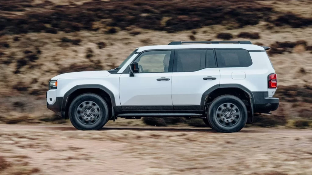 New Mitsubishi Pajero vs Toyota Prado specs features design space engine transmission compared
