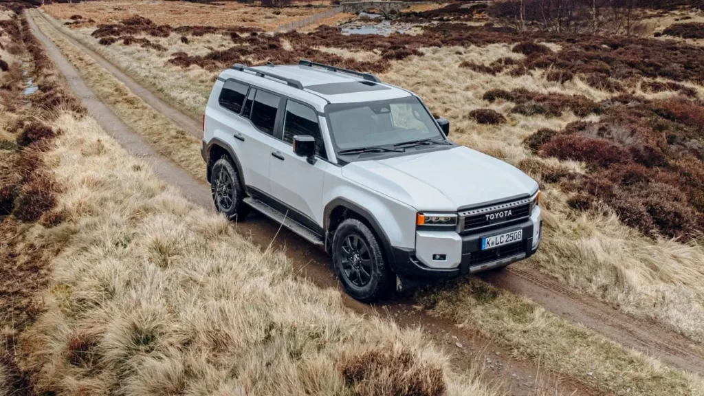 New Mitsubishi Pajero vs Toyota Prado specs features design space engine transmission compared