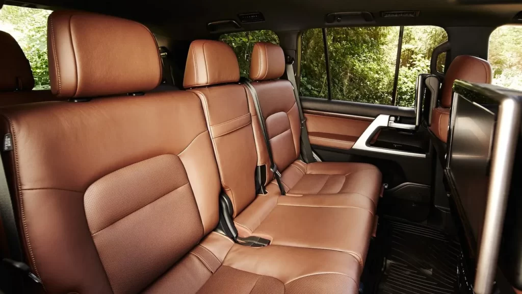 Toyota Land Cruiser LC200 vs LC300