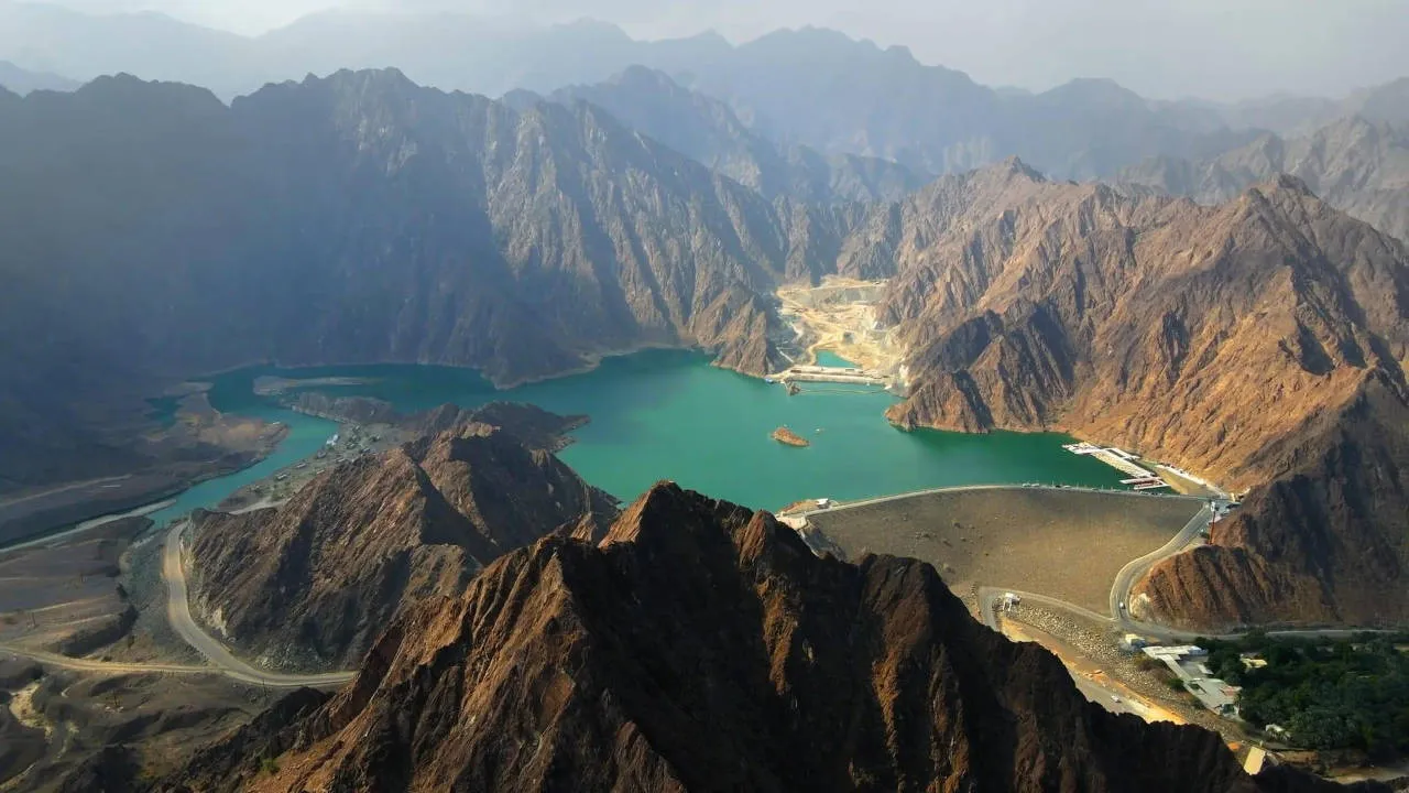 Best Scenic Routes For UAE Winter Road Trips In Sedans